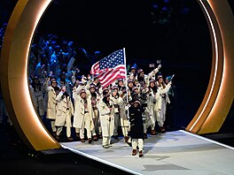 Slavnostní zahájení XXV. zimní olympiády v Itálii. Sportovci USA. (6. února...