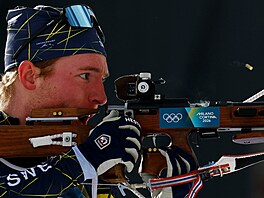�védský biatlonista Sebastian Samuelsson st�ílí vestoje p�i olympijské smí�ené...