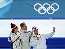 Zlatý medailista Sander Eitrem z norského týmu, st�íbrný medailista Metod�j...