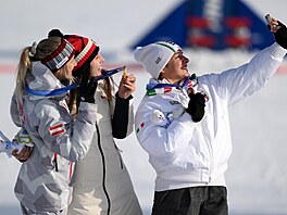 Zlatá medailistka Zuzana Mad�rová z týmu �eska, st�íbrná medailistka Sabine...