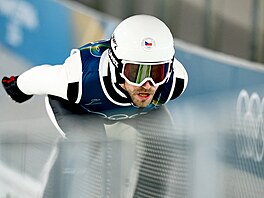 Skokan na ly�ích Roman Koudelka ve zku�ebním kole v závodu na st�edním m�stku...