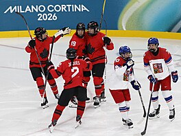 Kana�anka Julia Goslingová slaví se spoluhrá�kami pátý gól jejího týmu b�hem...