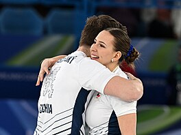 Pár �eských curler� Vít Chabi�ovský a Julie Zelingrová slaví první vít�zství po...