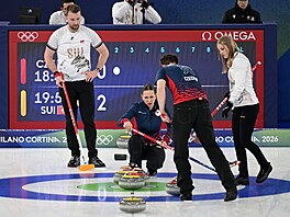 Curle�i Vít Chabi�ovský a Julie Zelingrová v duelu proti �výcarsku. (7. února...