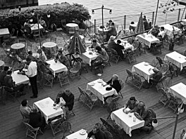 P�íjemné letní posezení nabízela také terasa Mánesu u Vltavy. Horké dny byly se...