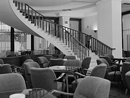 Slavnostní otev�ení hotelu Jalta na Václavském nám�stí. Restaurace v p�ízemí...