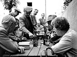 �ivo bylo i v zahradní restauraci na Vy�ehrad�. Partie �achu vy�adovala...