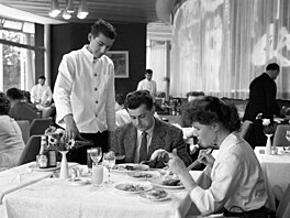 Restaurace Praha na Letenské pláni byla stále plná. Hosty lákala nejen kuchyn�,...