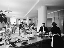 D�m potravin na Václavském nám�stí nabízel dvacet druh� vín z celého sv�ta,...