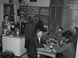 Dru�stevníci z JZD Vele� po práci nemí�ili dom�, ale rovnou do hospody, kde se...