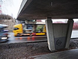 Nalevo od tohoto mostu v pelh�imovské Pra�ské ulici bude na silnici navazovat...
