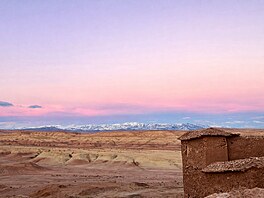 Z opevn�né vesnice Kasbah Ait Ben Haddou je vid�t p�edh��í Vysokého Atlasu,...
