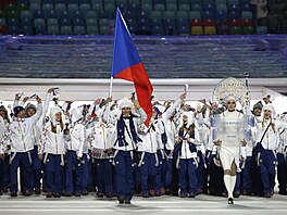 �árka Strachová nese �eskou vlajku na slavnostním zahájení olympijských her v...