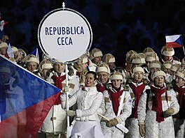 Martina Sáblíková nese �eskou vlajku p�i zahájení olympijských her v Turín�.