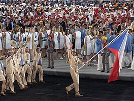 Kv�toslav Svoboda nese �eskou vlajku na zahájení olympijských her v Athénách.