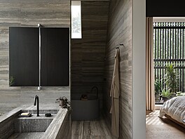 Travertin pou�ili architekti také na obklady st�n a nábytek ve v�ech koupelnách.