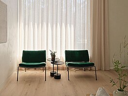 M�kké textilie a látky spole�n� s nádhernou d�ev�nou podlahou dodávají...