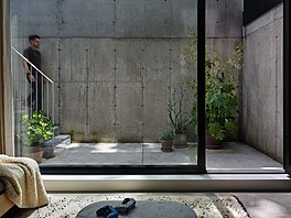 Velkoformátové zasklení propojuje interiér s exteriérem.