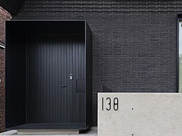 Vstup do domu. Spodní �ást domu pokrývají podlouhlé �erné cihly v �ímském stylu.