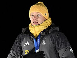 N�mecký sá�ka� Max Langenhan na stupni vít�z� se zlatou medailí (8. února 2026)