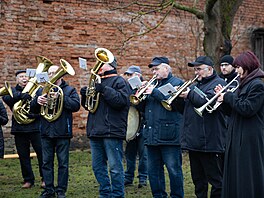 Program tradi�ních ostatk� trval a� do odpoledního pochování basy, které...