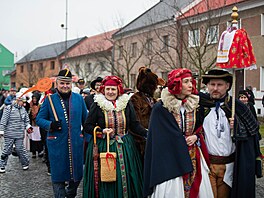 Mezitím pro�la obcí obch�zka k ú�adu, kde chasa p�evzala hanácké právo.
