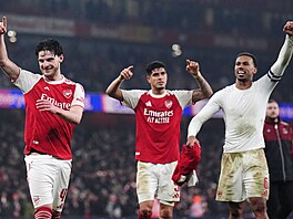 Radost fotbalist� Arsenalu po postupu do finále Ligového poháru.