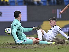 Ostravský branká� Martin Jedli�ka a úto�ník Slovácka Pavel Juro�ka v akci b�hem...