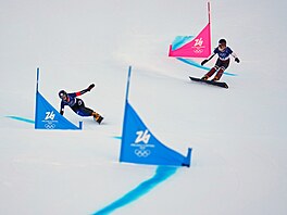 Snowboardistka Zuzana Mad�rová (vlevo) v kvalifikaci paralelního ob�ího slalomu...