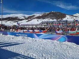 �e�tí fanou�ci v cílovém prostoru paralelního ob�ího slalomu snowboardistek.