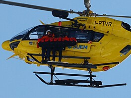 Vrtulník transportuje zran�nou Lindsey Vonnovou ze sjezdovky v Cortin�.