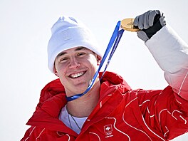 �výcar Franjo von Allmen se zlatou medailí z olympijského sjezdu.