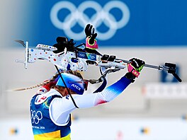 Tereza Voborníková se chystá ke st�elb� ve smí�ené biatlonové �tafet�.