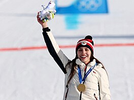Snowboardistka Zuzana Mad�rová se svou zlatou olympijskou medailí.