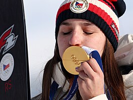 Snowboardistka Zuzana Mad�rová se svou zlatou olympijskou medailí.