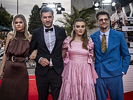 Úst�ední postavy delegace k filmu Sbormistr. P�edstavitelky filmových sester...