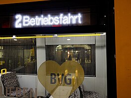 Slu�ební jízda berlínské tramvaje �íslo 2 nad ránem v pond�lí 2. února 2026