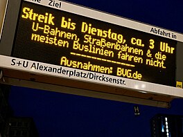 Informa�ní tabula na berlínském dopravním uzlu Alexanderplatz upozor�uje na...