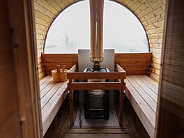 Dal�ích 11 tisíc liber (306 tisíc korun) utratil za p�enosnou saunu na d�evo.