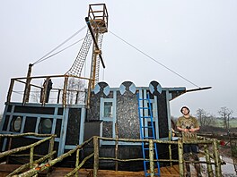 P�tat�icetiletý mu� pracoval na prom�n� lodi, kterou koupil na eBay, usilovn�...