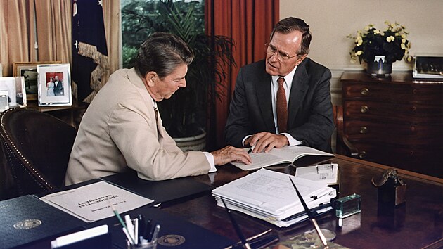 Americk� prezident Ronald Reagan s viceprezidentem Georgem H.W. Bushem (20. �ervence 1984)