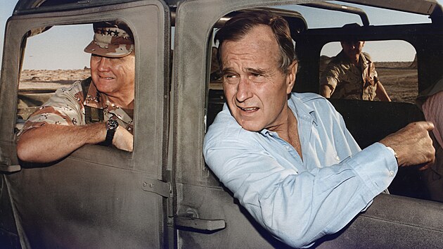 Americk� prezident George H.W. Bush a gener�l Norman Schwarzkopf na inspekci americk�ch jednotek v Sa�dsk� Ar�bii (22. listopadu 1990)