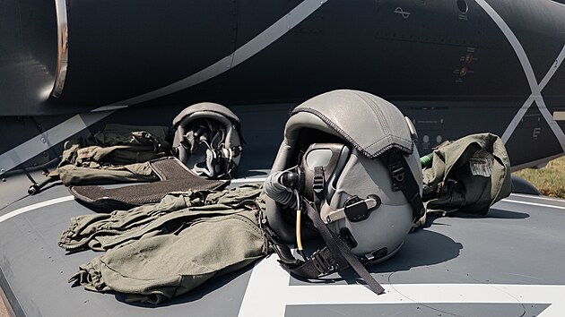 Pilotn� p�ilby a vesty na k��dle v Ugand�