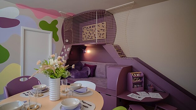 Zuzana Bla�kov�, pro jej� nemocnou dceru je nebezpe�n� jak�koli infekce, zam��ila sv� podnik�n� na rodiny s mal�mi d�tmi. Buduje a pronaj�m� apartm�ny ur�en� v�dy jen pro jednu rodinu, kter� se chce spole�n� bavit i sp�t v noci ve velk� posteli. Na sn�mku interi�r apartm�nu Mazlinkov na Karlovarsku.