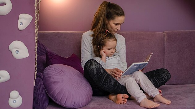 Zuzana Bla�kov� se svou nemocnou dcerou v apartm�nu Mazlinkov, kter� rodin� z Prahy slou�� jako chata a z�rove� jako zdroj p��jm� z pron�jmu. Men�� d�ti tam mohou sp�t spole�n� s rodi�i v t�m�� t�i metry �irok� posteli, bavit se na klouza�ce nebo v bunkru.