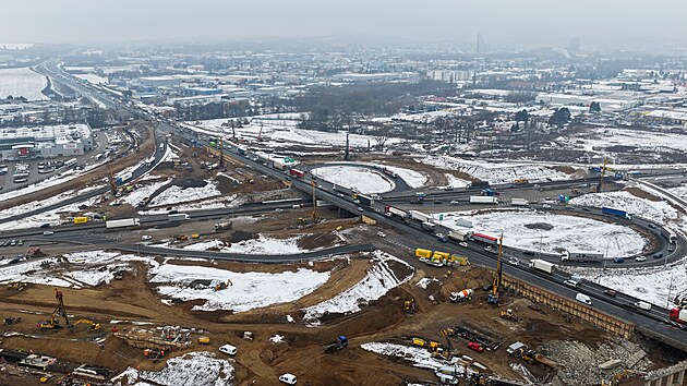 Stavba�i �ile pracuj� na p�estavb� d�lni�n� k�i�ovatky a roz���en� D1 na jihu Brna. B�hem ledna zbourali �ty�i d�lni�n� mosty. (za��tek �nora 2026)