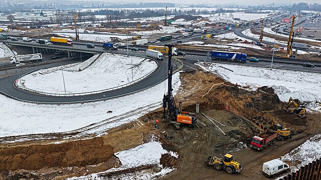 Stavba�i �ile pracuj� na p�estavb� d�lni�n� k�i�ovatky a roz���en� D1 na jihu Brna. B�hem ledna zbourali �ty�i d�lni�n� mosty. (za��tek �nora 2026)