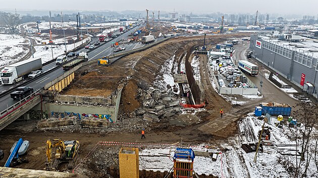 Za leden stavba�i zbourali �ty�i d�lni�n� mosty kv�li p�estavb� k�i�ovatky a roz���en� D1 na jihu Brna. Demolice se t�kala konstrukc� nad D2, �ekami Svratkou i Svitavou a Ka�tanovou ulici. (za��tek �nora 2026)