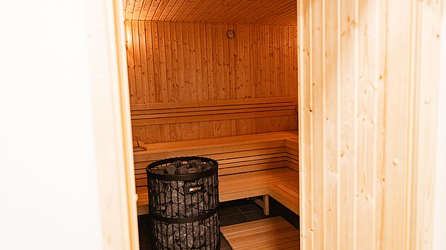 V are�lu Rosni�ka v brn�nsk�ch �abov�esk�ch otev�r� zrekonstruovan� sauna p�vodn� ze 70. let, kter� poslou�� i po�etn� sauna�sk� komunit� ze zbouran� sauny v zahrad� Arnoldovy vily. (6. �nora 2026)