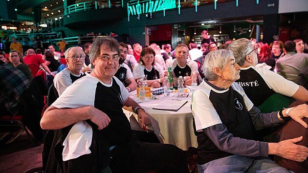 N�kter� sestavy pojaly kv�zov� z�polen� se v��m v�udy, v�etn� stejn�ho oble�en�. (7. �nora 2026)